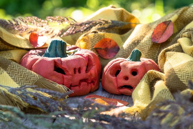 Las figurillas de calabaza se asientan en una bufanda