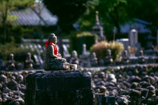 Foto figurina de buda em um poste de pedra