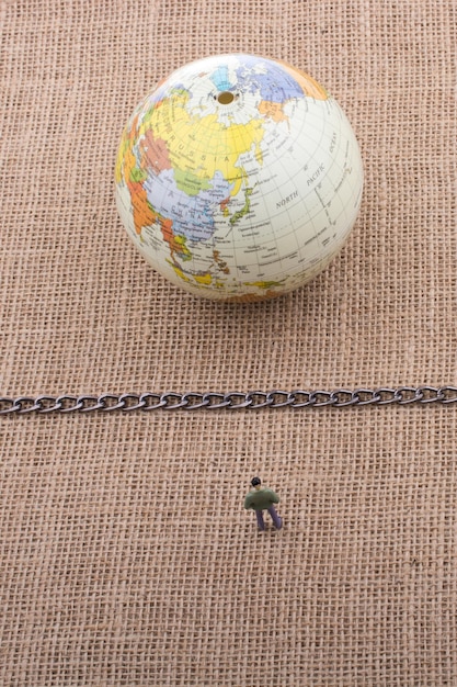 Foto figurina y globo con una cadena en el medio