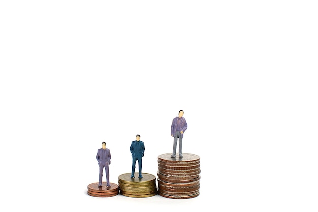 Figurinas e moedas sobre fundo branco