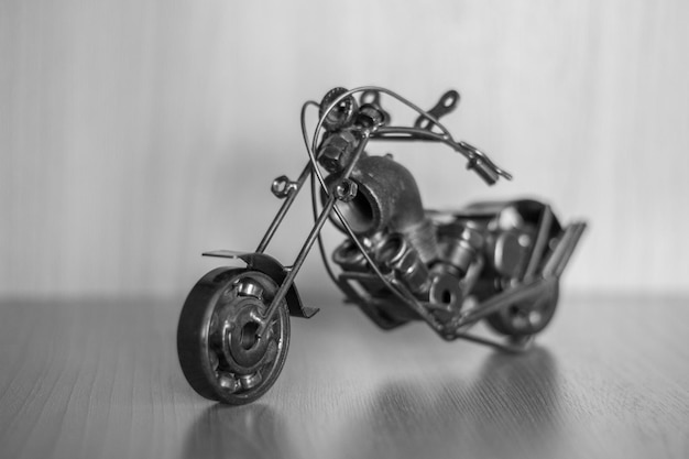 Figurita de motocicleta en la mesa