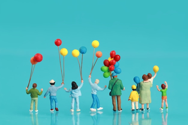 Figuritas humanas contra un fondo azul