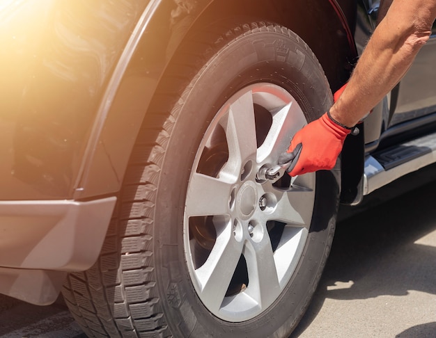 Fijar y comprobar el neumático de la rueda del coche con una herramienta de metal manual de cerca