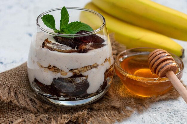 Fikika-Joghurt und Honig-Müsli-Dessert.