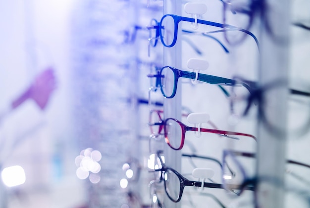 Fila de anteojos en una óptica Tienda de anteojos Stand con anteojos en la tienda de óptica