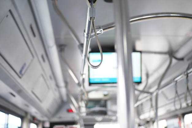 Una fila de asas amarillas en un autobús