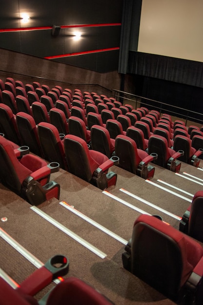 Una fila de asientos rojos en un teatro.