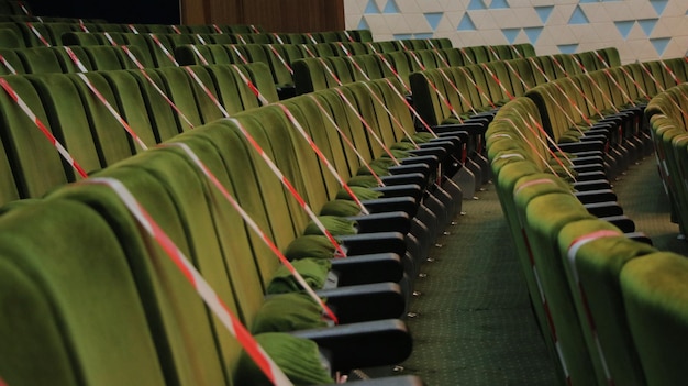 Una fila de asientos verdes con rayas rojas en ellos