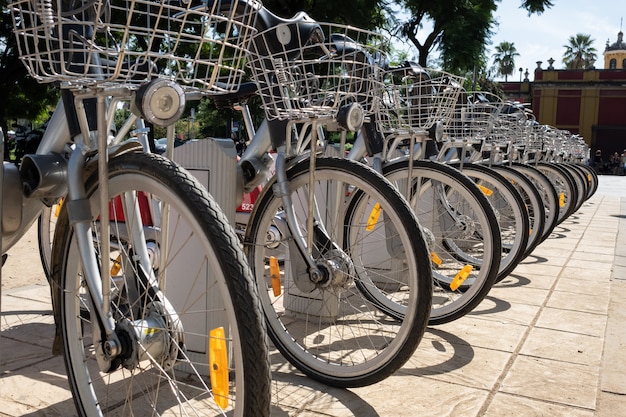 Fila de bicicletas con cesta aparcada en la calle