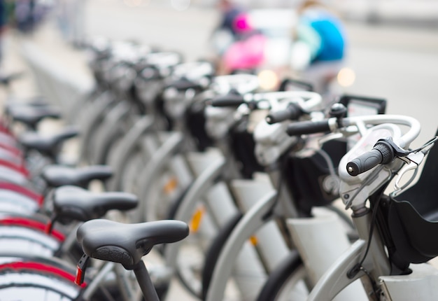 Fila de bicicletas diagonal en la calle de fondo bokeh