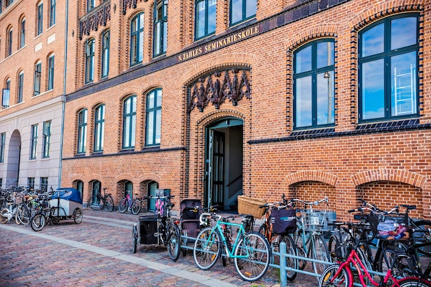 Una fila de bicicletas está alineada frente a un edificio en Copenhague Dinamarca