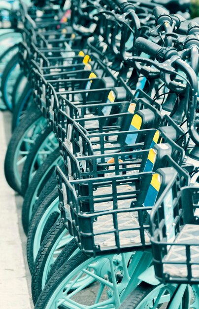 Una fila de bicicletas están alineadas en una fila