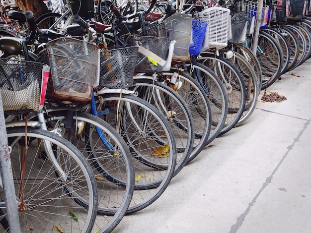 Fila de bicicletas viejas de estacionamiento en la calle