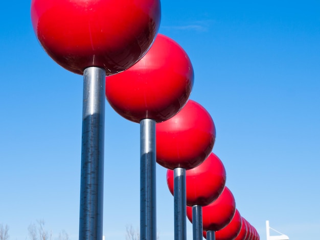 Fila de bolas rojas en la estación de tren ligero contemporáneo en Denver, Colorado.