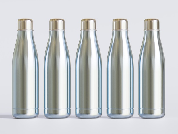 una fila de botellas de diferentes tamaños, incluida una que tiene una tapa dorada