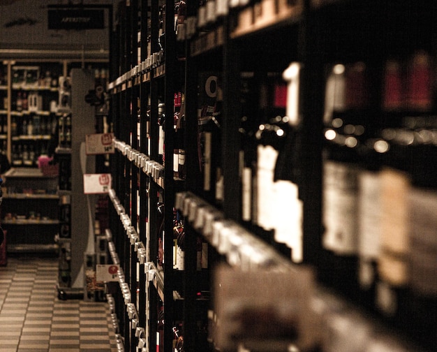 Una fila de botellas de vino en el estante