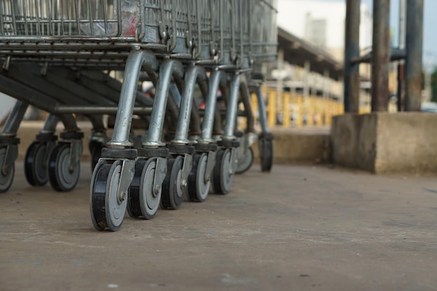 Una fila de carros de compras en la carretera