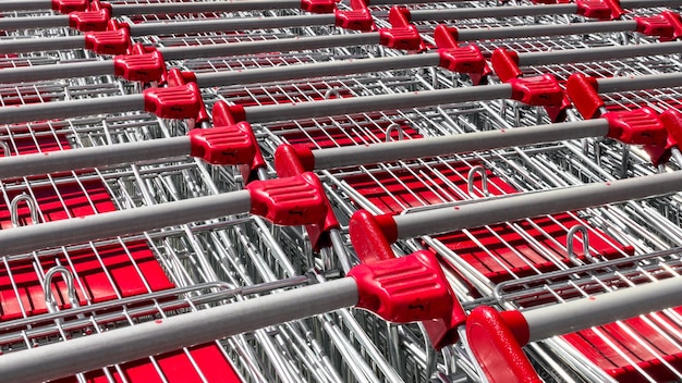 Una fila de carros de compras rojos en un almacén