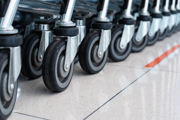 Una fila de carros en un supermercado. Carros para equipaje.