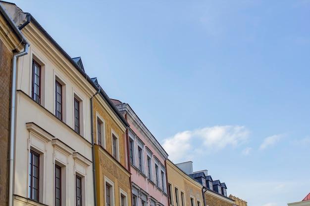 Una fila de casas coloridas en la ciudad de Polonia