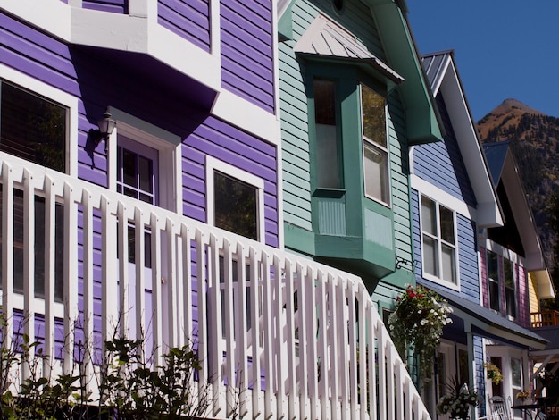 Fila de casas de muñecas históricas en Telluride, Colorado. Cada casa está pintada con colores vivos.