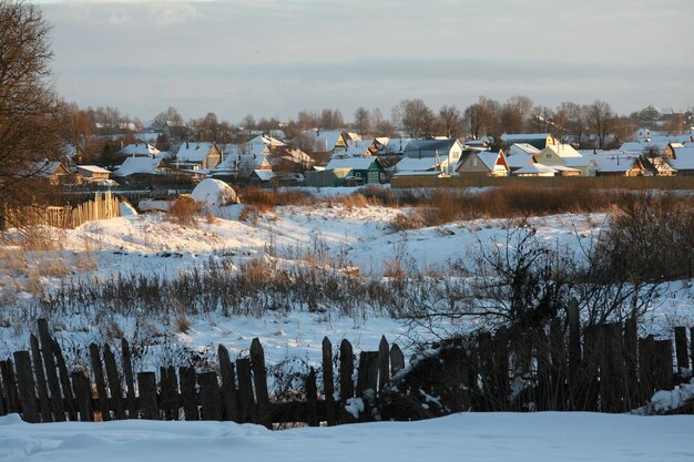 Foto una fila de casas con una valla en el fondo