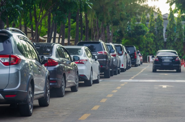 Fila de coche aparcado en la carretera