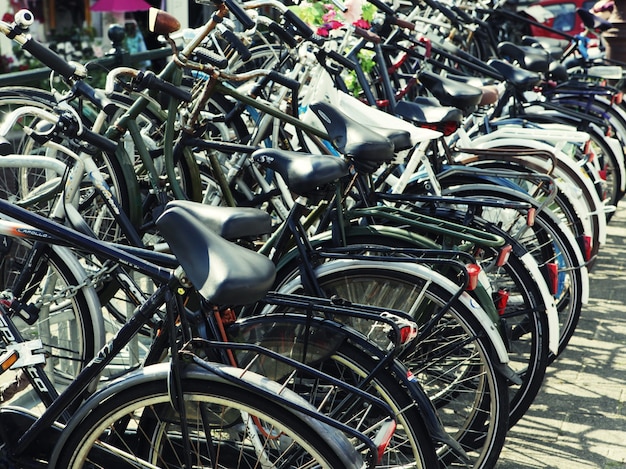 Fila de coloridas bicicletas estacionadas