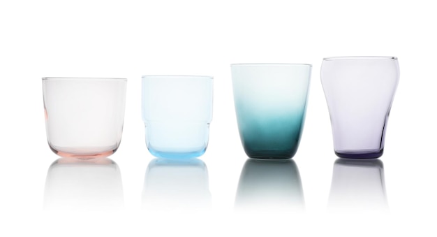 Fila de coloridos vasos vacíos aislado en blanco