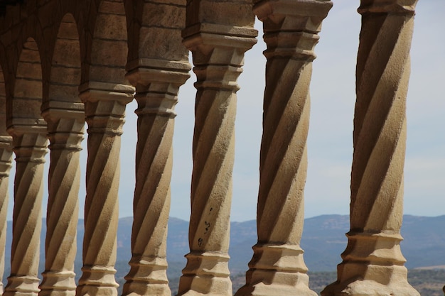Una fila de columnas arquitectónicas en un edificio histórico