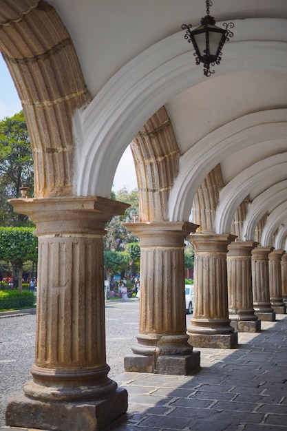 Una fila de columnas con la palabra Guatemala en la parte inferior