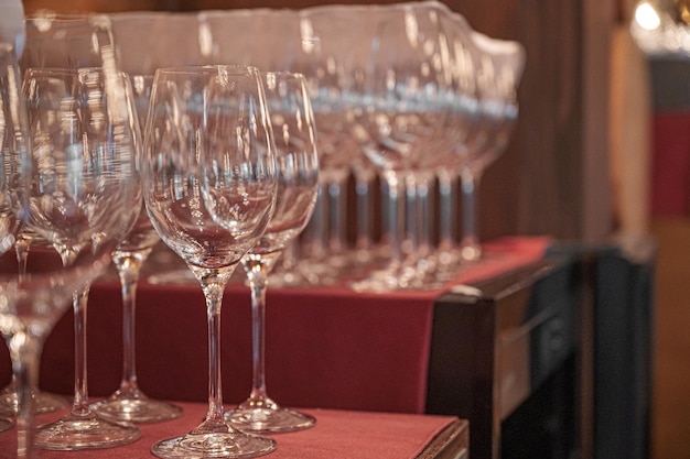 Una fila de copas de vino sobre una mesa