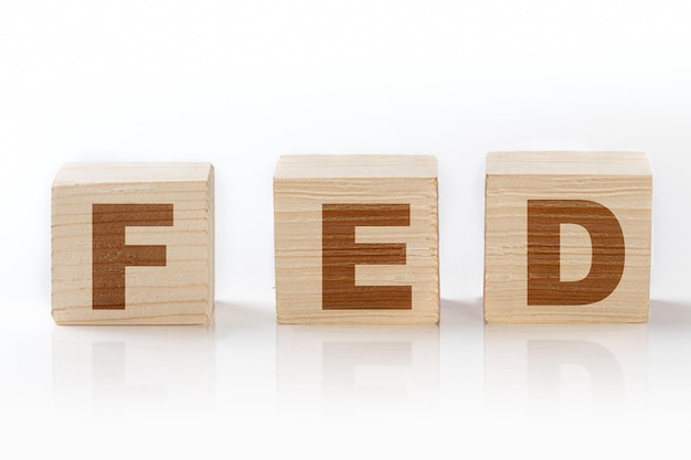 Una fila de cubos de madera con letras FED