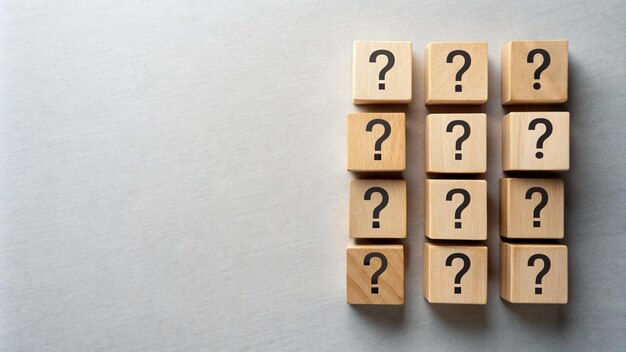una fila de cubos de madera con signos de interrogación en ellos