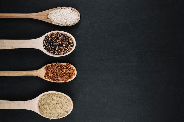 Foto fila de cucharas con arroz