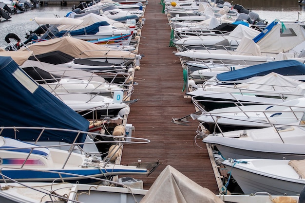 Fila de barcos de recreio numa marina, localizada na cidade de Faro, Portugal.