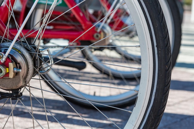 Fila de bicicletas vermelhas de aluguel no centro de denver, colorado.