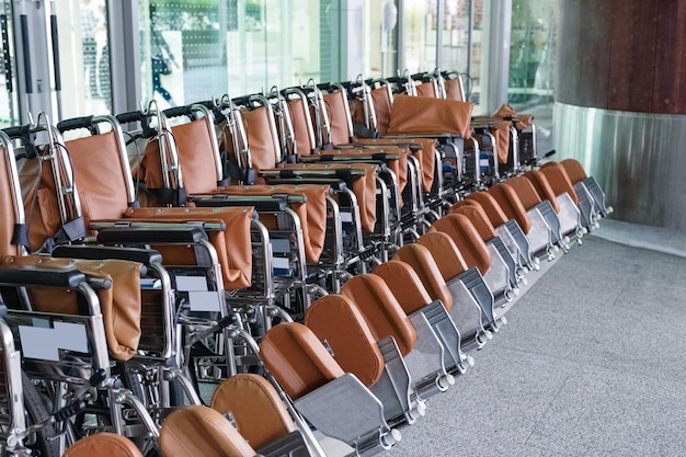 Foto fila de cadeiras de rodas estacionada para atendimento ao paciente no hospital