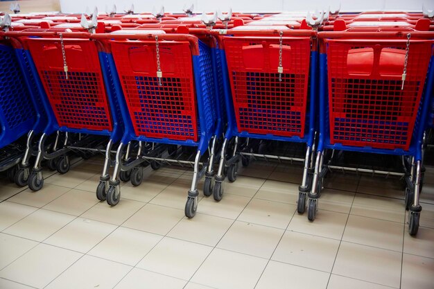 Foto fila de carrinhos de compras vazios no grande supermercado