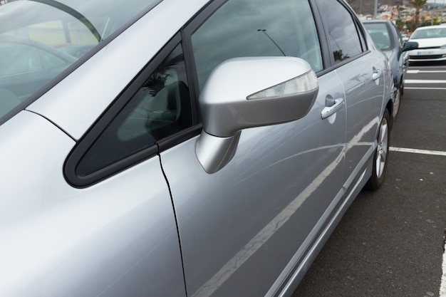 Fila de carros modernos no estacionamento