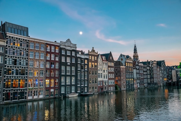 Fila de edifícios antigos tradicionais em Amsterdã, Holanda