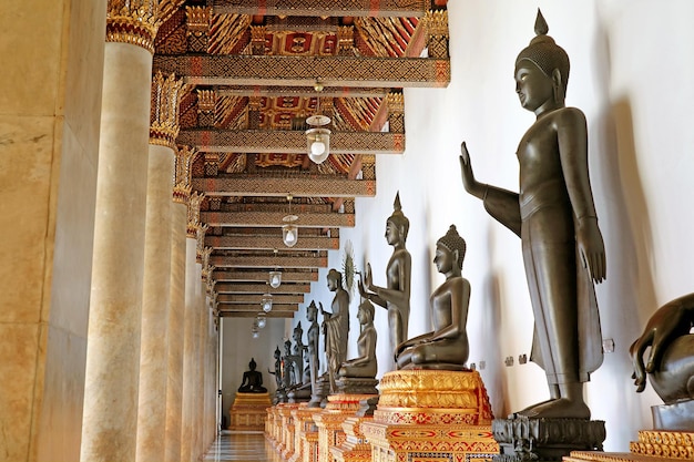 Fila de imagens de Buda antigo no templo de mármore Wat Benchamabophit Bangkok Tailândia