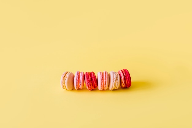 Foto fila de deliciosos macarrones
