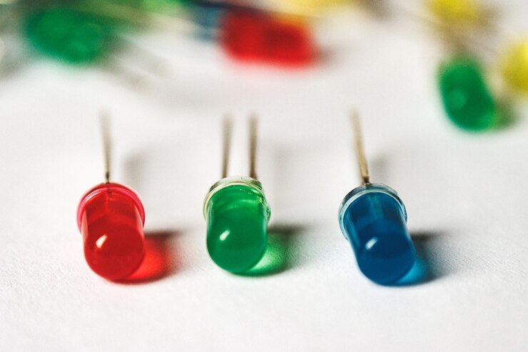Foto una fila de diodos led tht de colores rojo, verde y azul