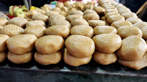 Fila de dulces indios PedaA Famoso desierto dulce en Mathura en India