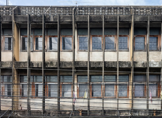 Fila de edificio comercial envejecido con ventana en suburbano