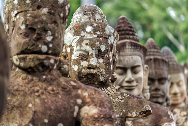 Fila de esculturas en la puerta sur de Angkor Thom