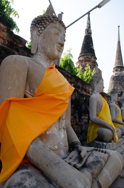Fila de la estatua de Buda en el templo de Tailandia