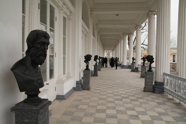 Foto una fila de estatuas en una pasarela con un hombre con barba y barba.