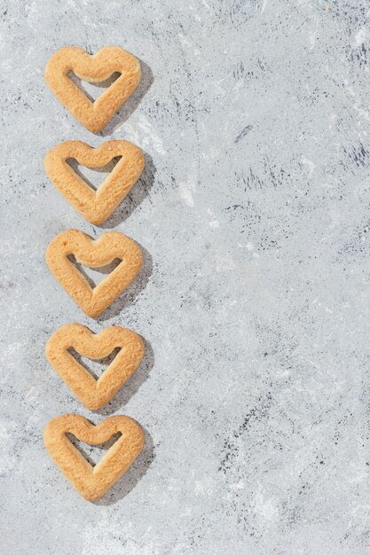 Fila de galletas en forma de corazón con espacio de copia Vista superior